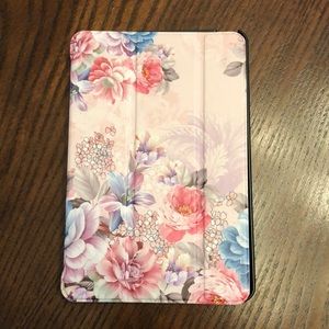 Mini iPad 4 case with floral detail